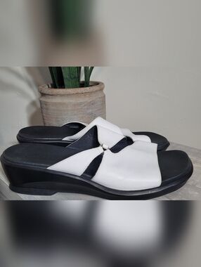 Clarks White Lea Aries Leather with Black Sole Wedge Square Open Toe Sandals 9